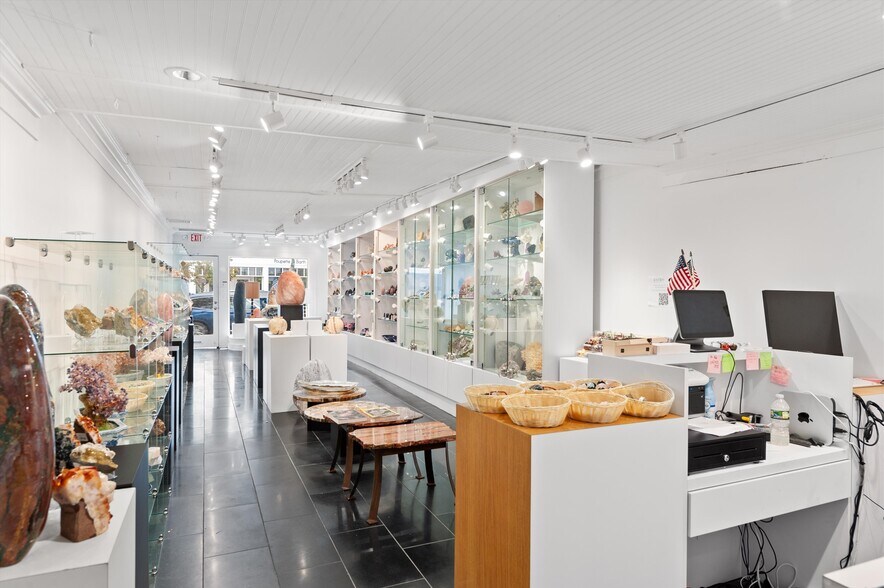 More Photos Of 60 Jobs Ln, Southampton Storefront For Lease