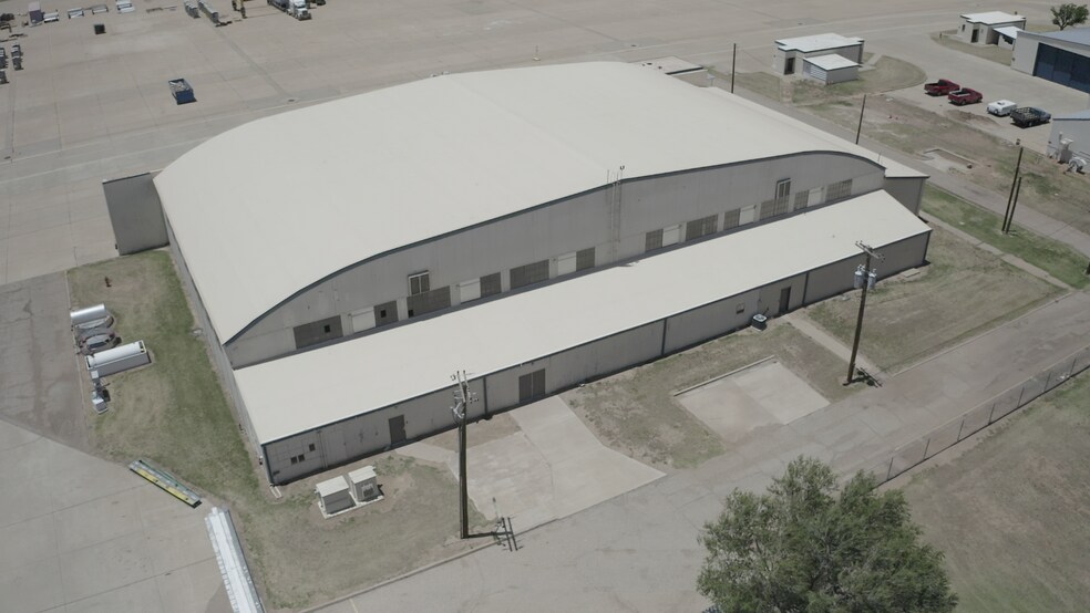 More Photos Of 212 Davis Dr, Lubbock Airplane Hangar For Lease