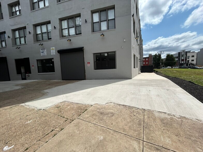 Primary Photo Of 1422 N 8th St, Philadelphia Apartments For Lease
