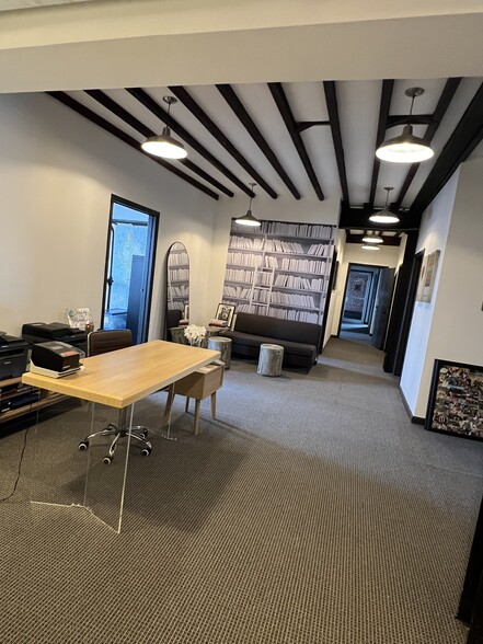 More Photos Of 44 Bethpage Rd, Hicksville Showroom For Lease