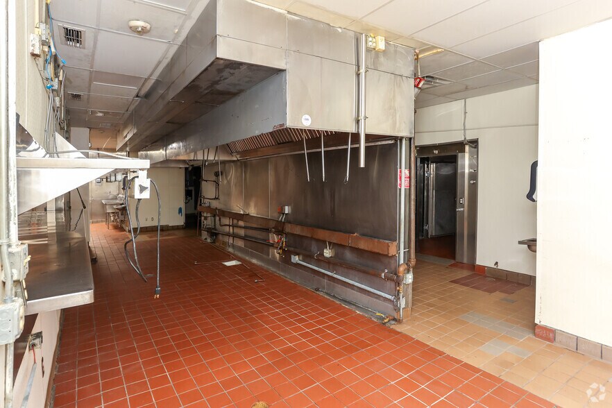 More Photos Of 3515 Mccann Rd, Longview Restaurant For Lease
