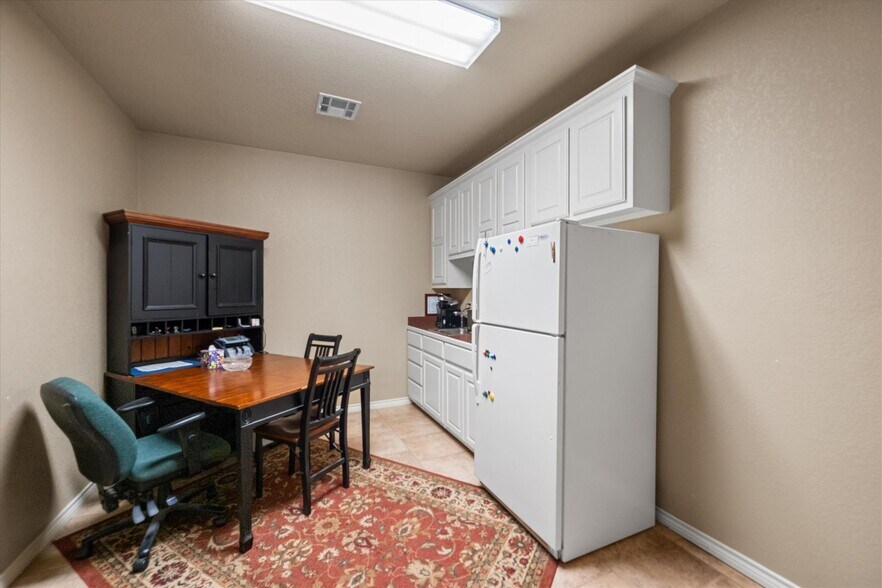 More Photos Of 2220 W 2nd Ave, Corsicana Office For Sale