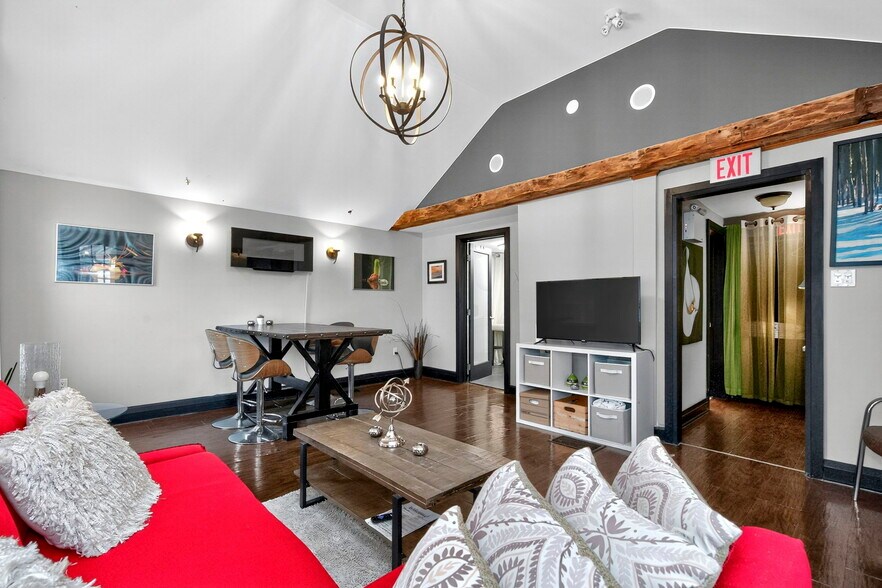 More Photos Of 49 Mary St, Barrie Restaurant For Sale