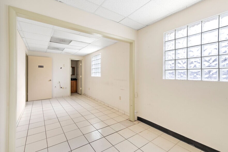 More Photos Of 12429 W Dixie Hwy, North Miami Medical For Sale