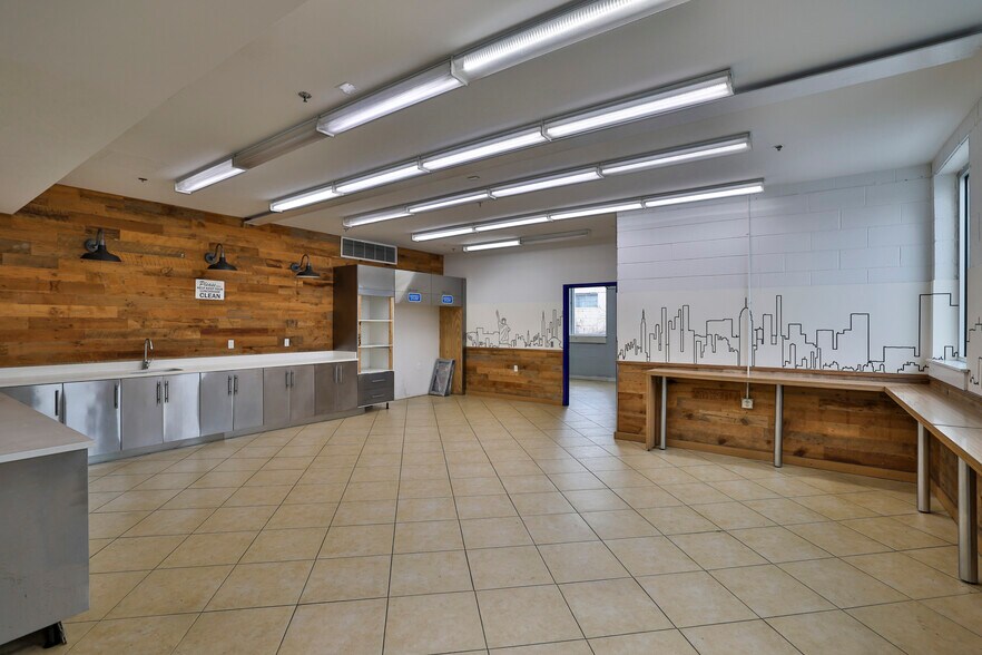 More Photos Of 305 Veterans Blvd, Carlstadt Warehouse For Lease