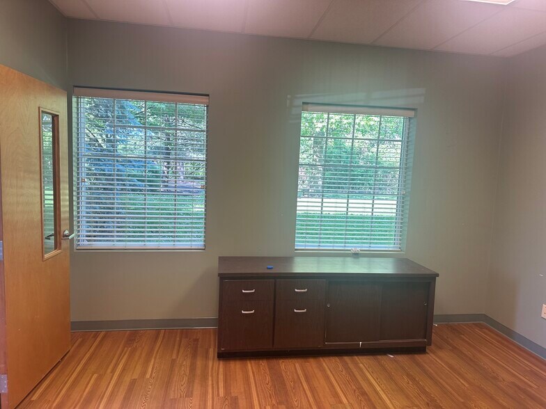 More Photos Of 909-915 Callendar Blvd, Painesville Light Manufacturing For Lease