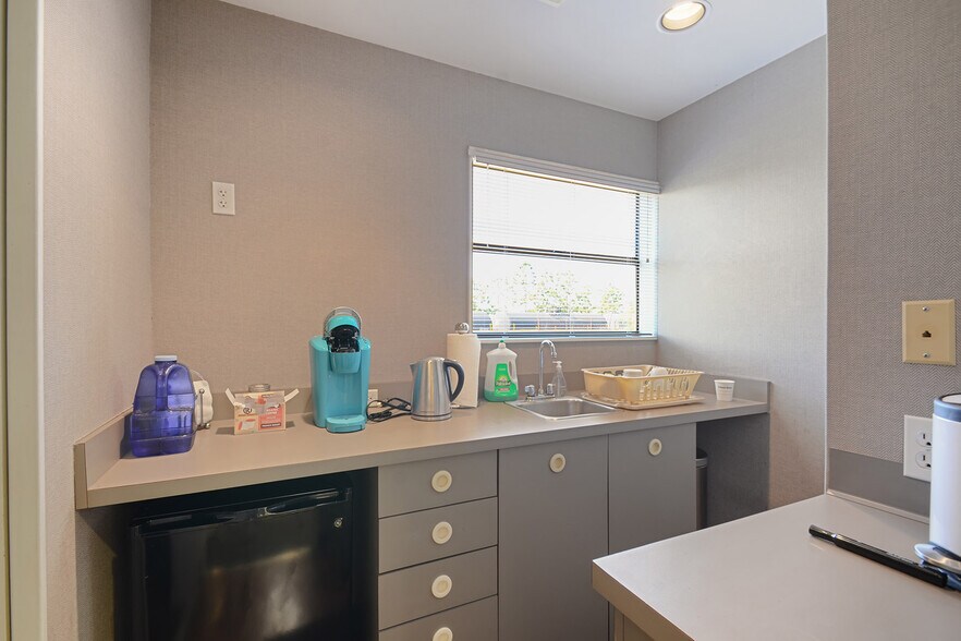 More Photos Of 530-540 Louisa St, New Orleans Distribution For Lease