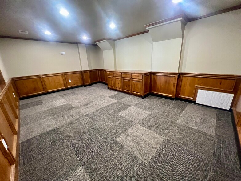 More Photos Of 12007 NE 23rd St, Choctaw Showroom For Sale