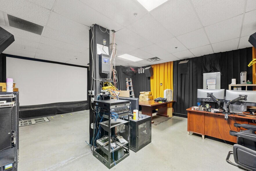 More Photos Of 900 W Miller Rd, Iola Manufacturing For Sale
