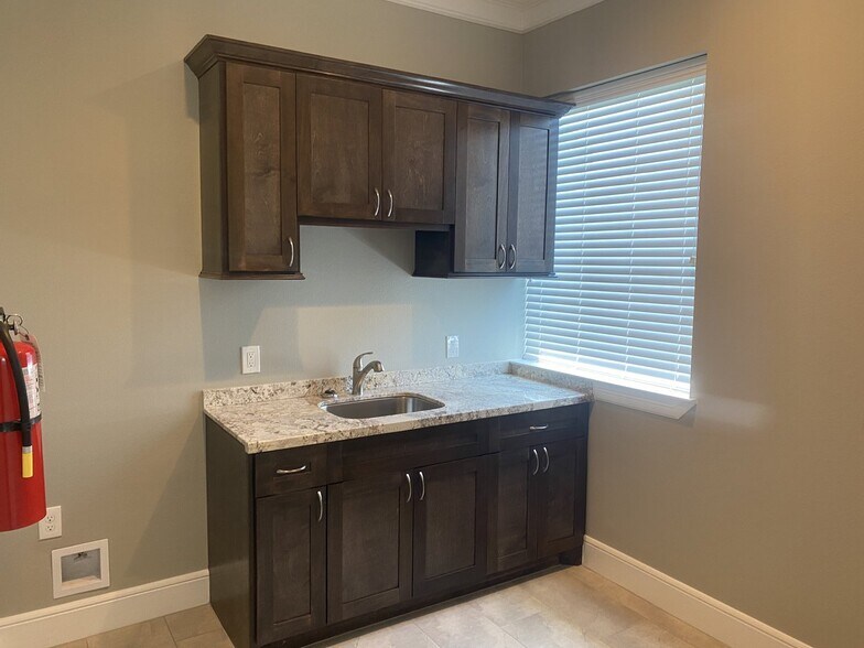 More Photos Of 18510 Green Land Way, Houston Medical For Lease