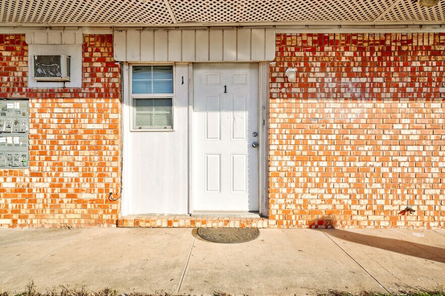 More Photos Of 2108 SW 51st St, Oklahoma City Apartments For Sale