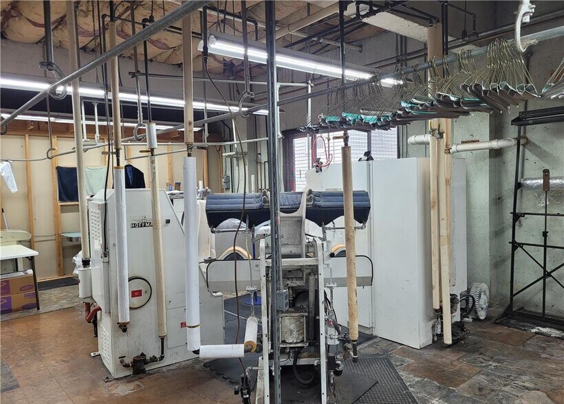 More Photos Of 1627 Main St, Northampton Storefront For Lease