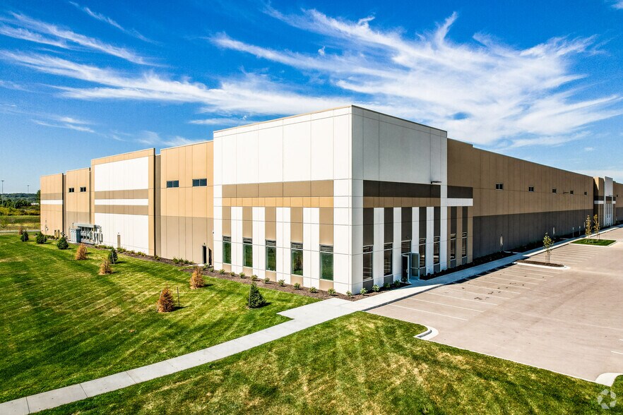 More Photos Of 14301 NE 41st St, Kansas City Warehouse For Lease