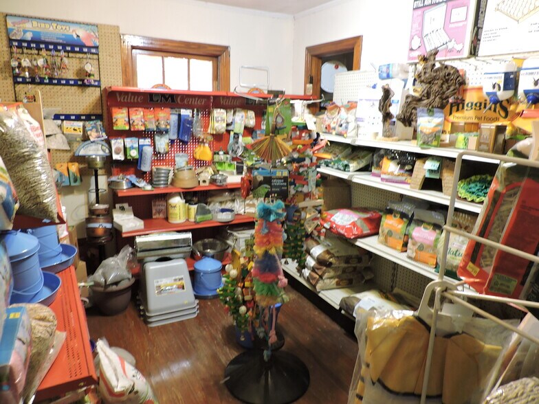 More Photos Of 535 College Dr, Middleburg General Retail For Sale
