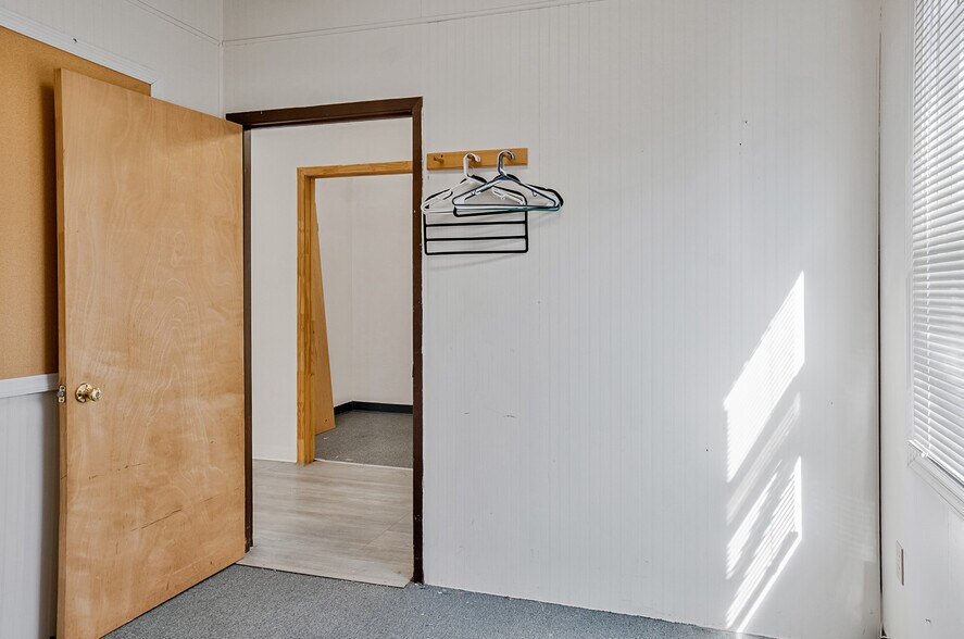 More Photos Of 12412 Lusher Rd, Saint Louis General Retail For Lease