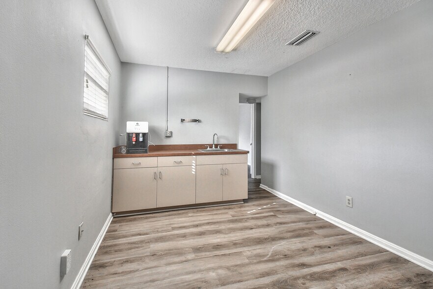 More Photos Of 2968 Rainbow Rd, Jacksonville Medical For Lease