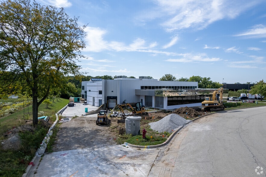 More Photos Of 555 Pond Dr, Wood Dale Research And Development For Lease