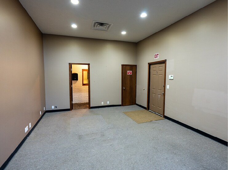 More Photos Of 1706 S Galvin Rd, Bellevue Showroom For Sale