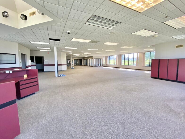 More Photos Of 3040 Industry Dr, Lancaster Flex For Sale