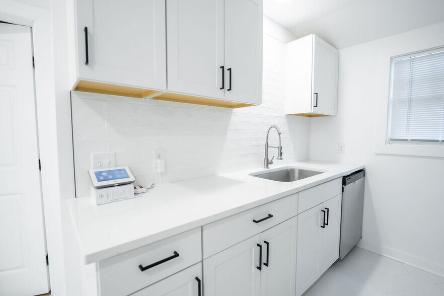 More Photos Of 306 E Victory Dr, Savannah Apartments For Sale