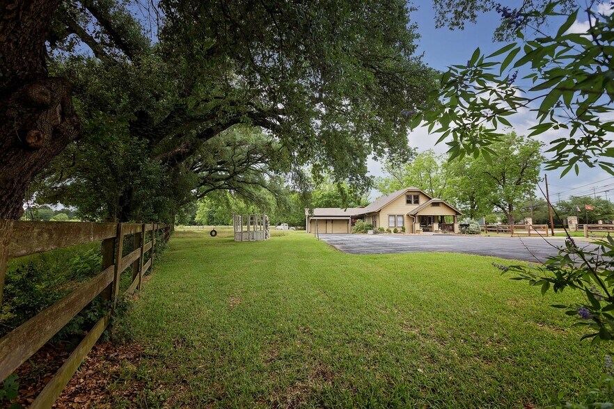 More Photos Of 111 E Hufsmith Rd, Tomball Office Residential For Sale