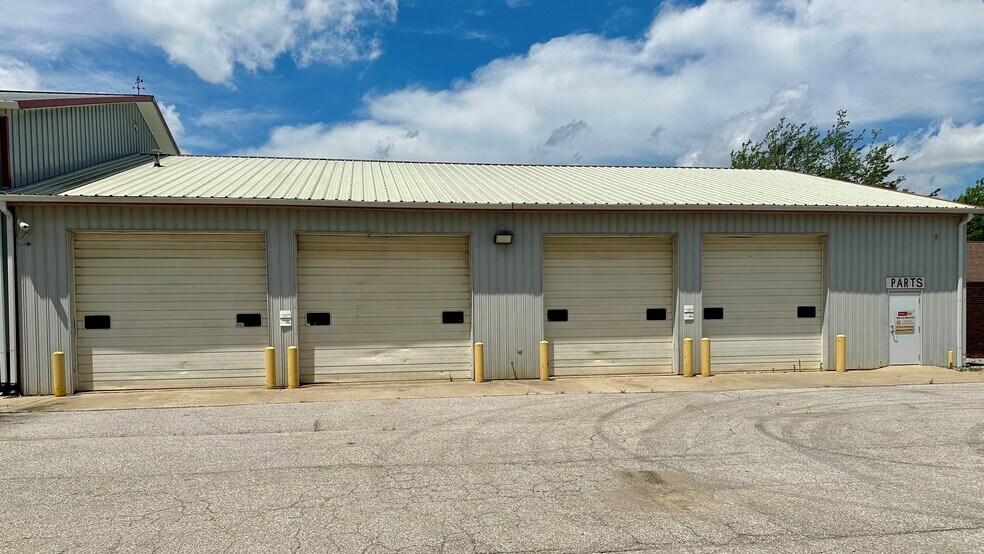More Photos Of 2305 W Industrial Park Dr, Bloomington Warehouse For Lease