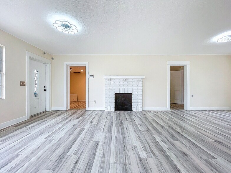 More Photos Of 301 N US Highway 41, Ruskin Office Residential For Lease