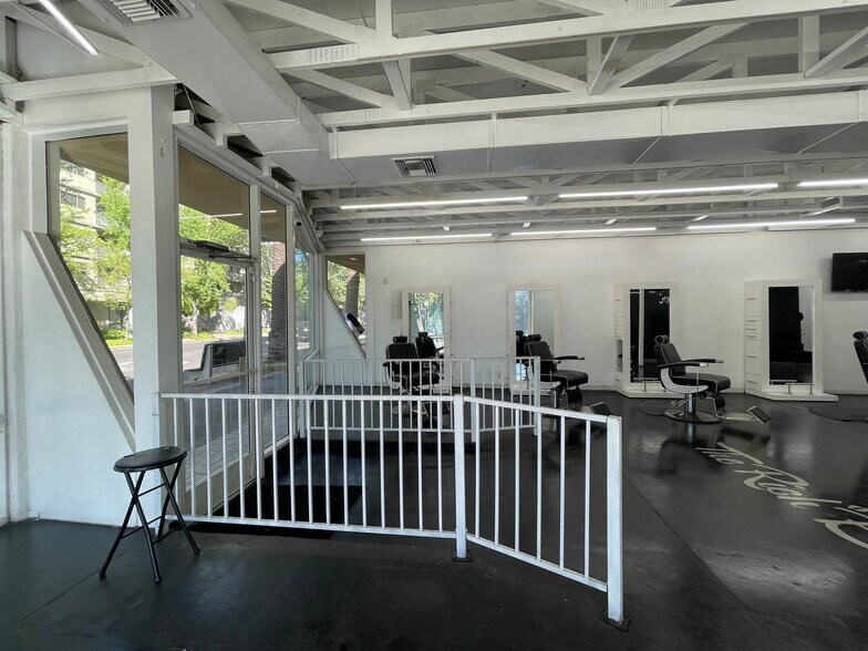 More Photos Of 2500 J St, Sacramento Storefront Retail Office For Lease