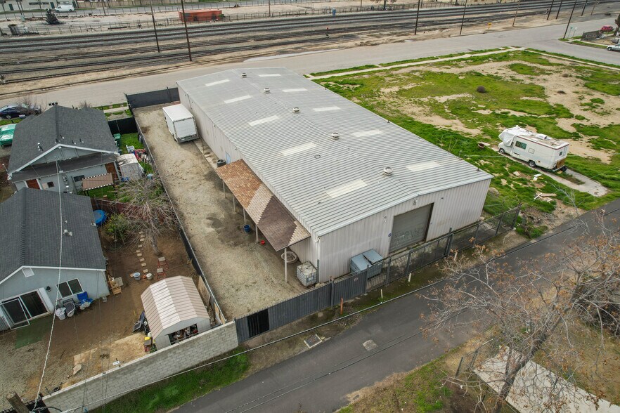 More Photos Of 814 Jackson St, Bakersfield Warehouse For Lease