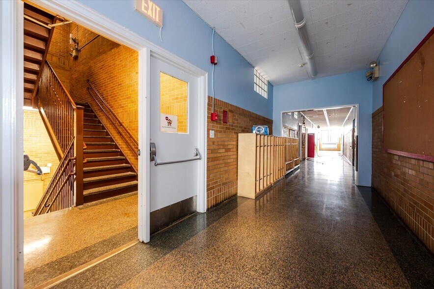 More Photos Of 90 Henry St, Inwood Office For Lease