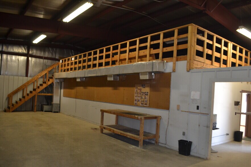 More Photos Of 6002 Saxon Ave, Weston Distribution For Lease