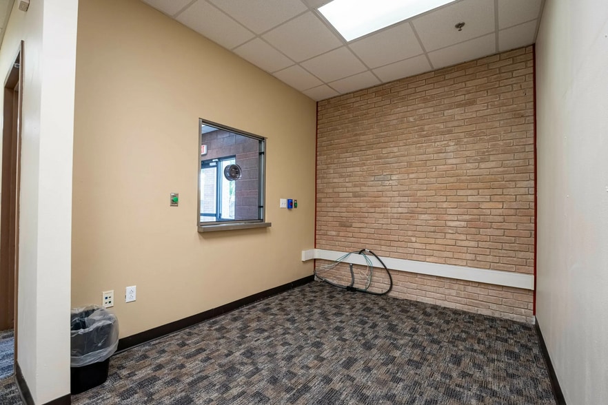 More Photos Of 1121 E Austin, Harlingen Office For Lease