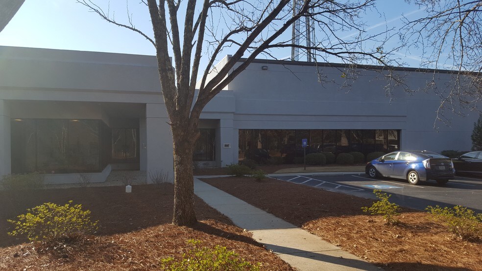 More Photos Of 665 Highway 74 S, Peachtree City Showroom For Lease