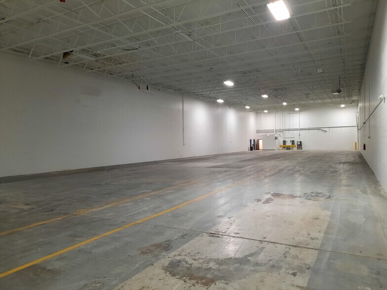 More Photos Of 7801 N Central Dr, Lewis Center Light Distribution For Lease