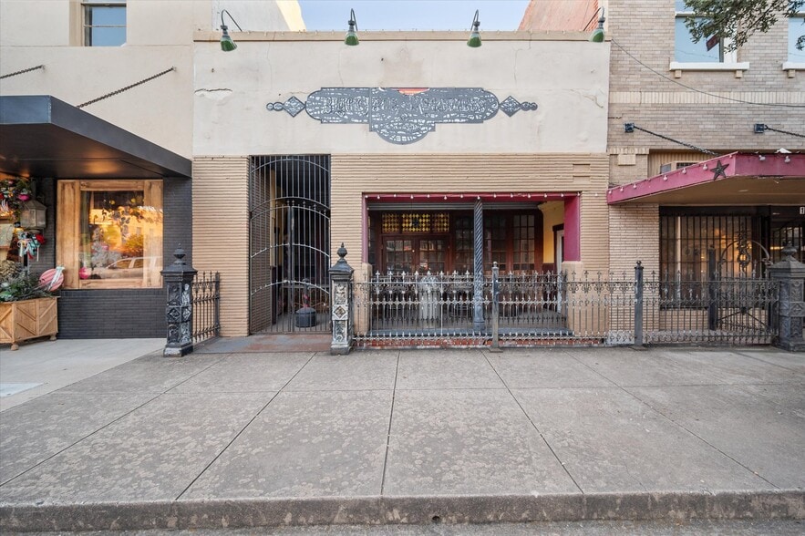 More Photos Of 107 S Beaton St, Corsicana Storefront For Sale