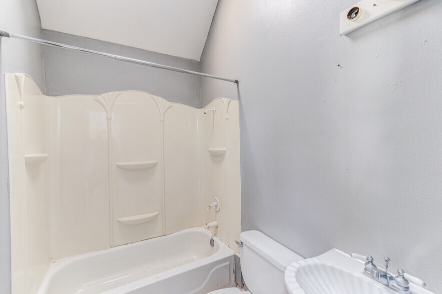 More Photos Of 8409 Chiesa Rd, Rowlett General Retail For Sale