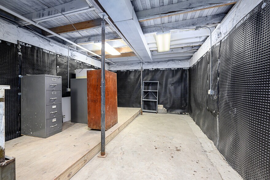 More Photos Of 306 Main St, Linwood Flex For Sale