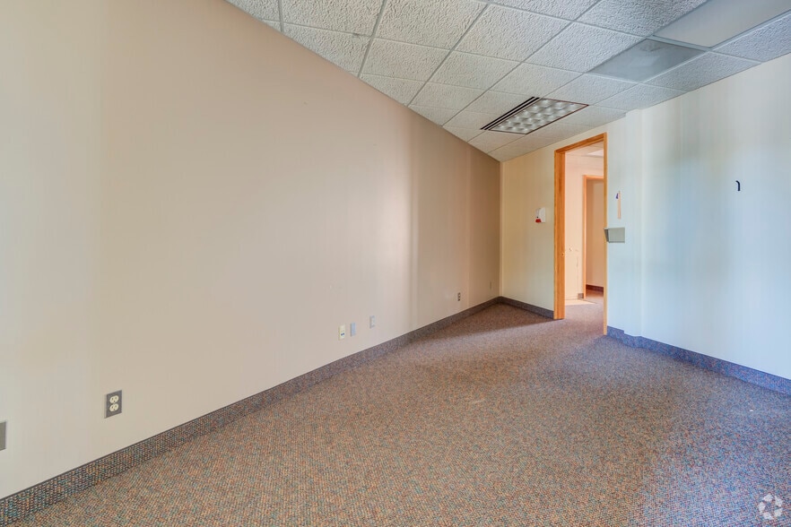 More Photos Of 2370 S Linden Rd, Flint Office For Lease