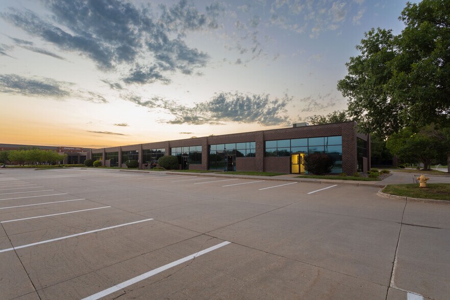 More Photos Of 6800 Lake Dr, West Des Moines Office For Lease