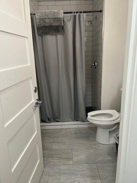 More Photos Of 18445 E Burnside St, Portland Office Residential For Sale