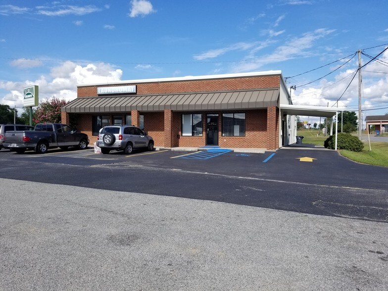 More Photos Of 636 E Franklin St, Sylvester Storefront For Sale