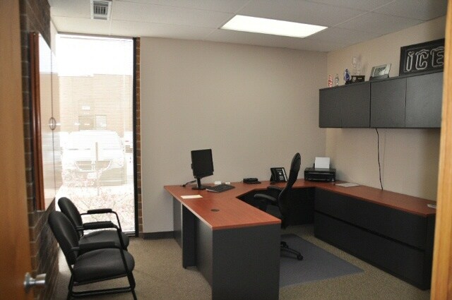 More Photos Of 3160-3196 N Kennicott Ave, Arlington Heights Warehouse For Lease