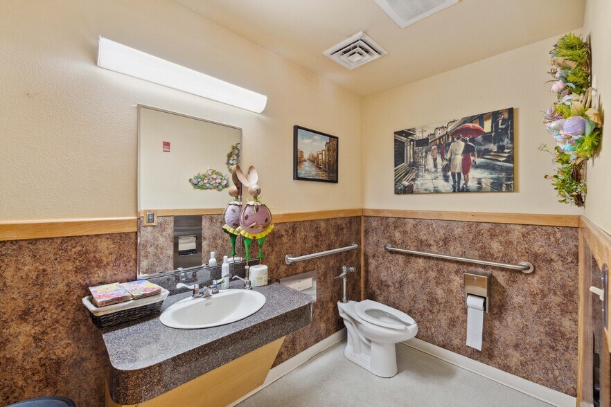 More Photos Of 1963 Thompson Rd, Coos Bay Hospital For Lease