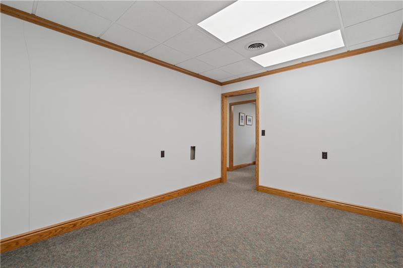 More Photos Of 114 Oil Ln, Hunker Office For Lease