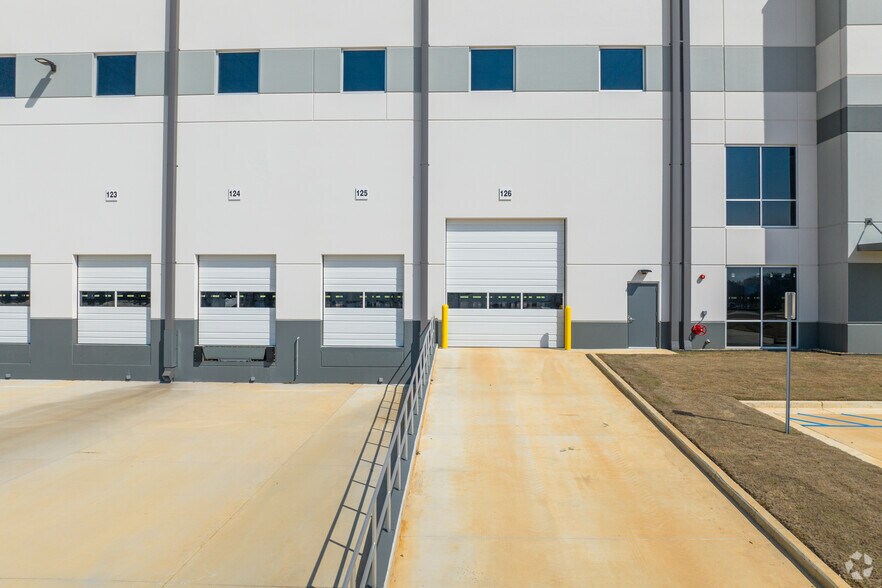 More Photos Of 300 International Pky, Adairsville Distribution For Lease