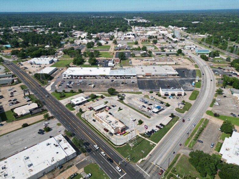 Primary Photo Of 102-110 Midtown Dr, Kilgore General Retail For Lease