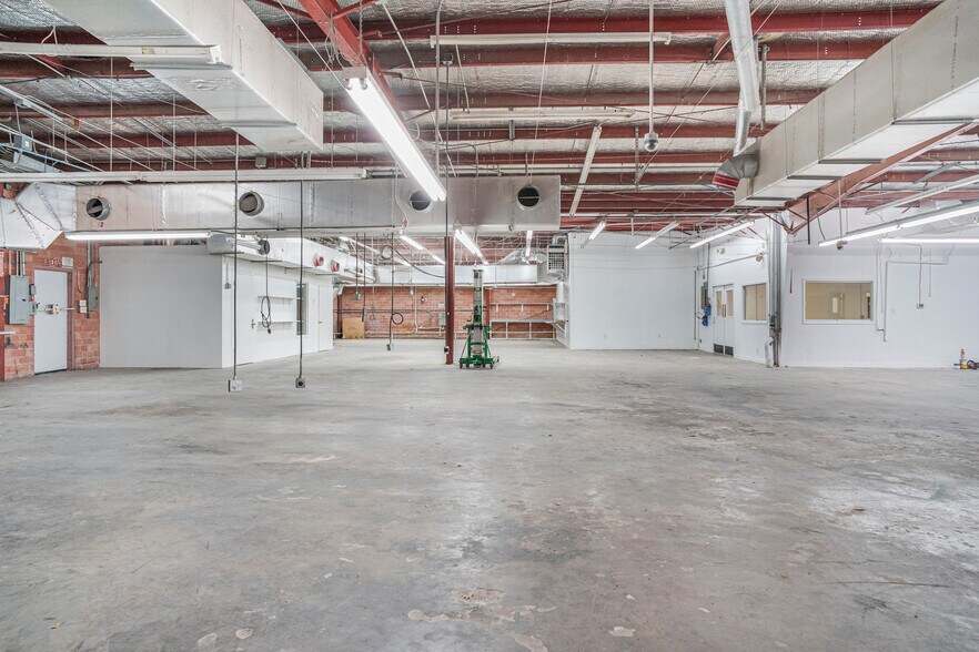 More Photos Of 8610 Botts Ln, San Antonio Freestanding For Lease