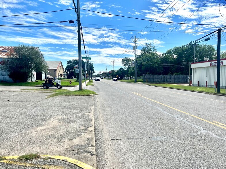 More Photos Of 817 S Gordon St, Alvin Auto Repair For Sale