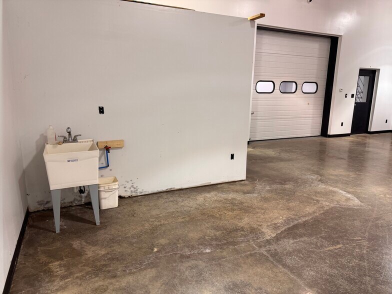 More Photos Of 2013 General Potter Hwy, Centre Hall Showroom For Sale