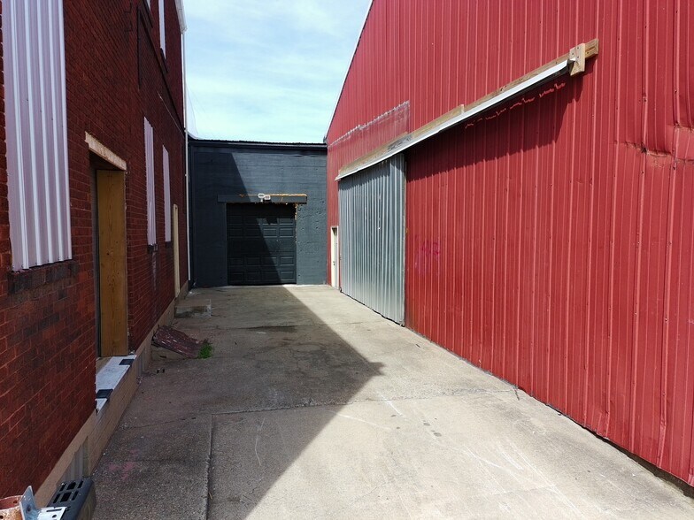 More Photos Of 204 McCreary St, Fort Branch Light Manufacturing For Sale